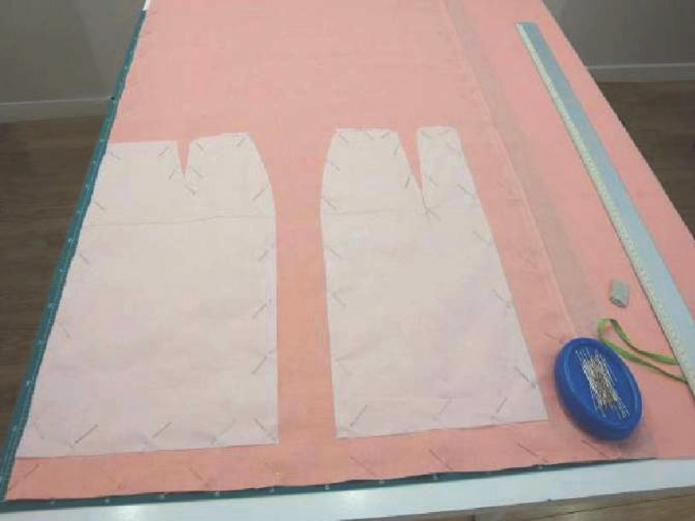 appoggio del cartamodello sul tessuto