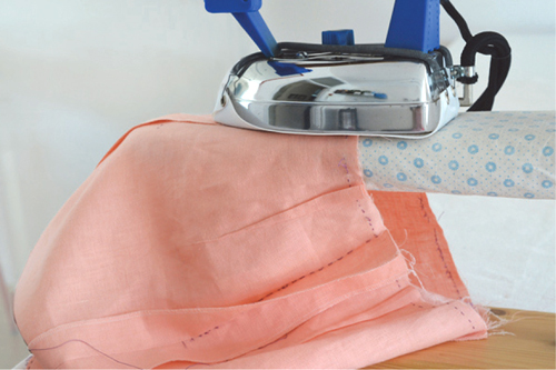 La stiratura accompagna la costruzione, rispettando la forma del capo.